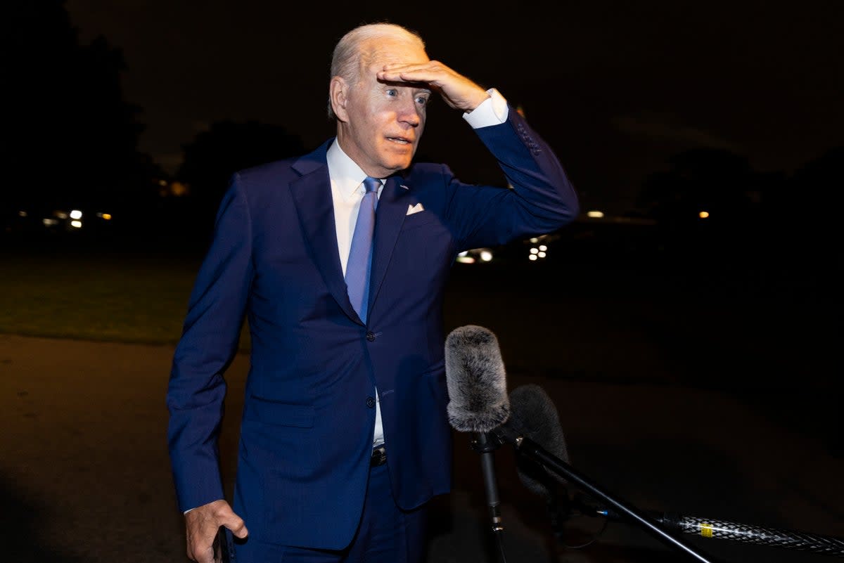 El presidente Biden cuestiona los comentarios hechos por los funcionarios saudíes cuando aterriza de regreso en la Casa Blanca el sábado por la noche. (Getty Images)