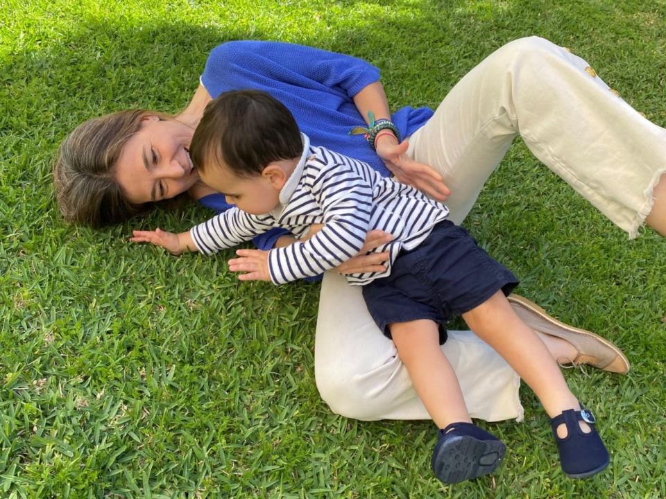 María y su hijo Bosco jugando en el parque