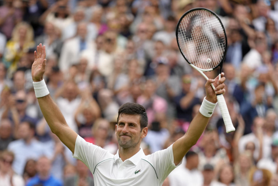 Novak Djokovic celebra tras derrotar a Kwon Soonwoo en la primera ronda de Wimbledon, el lunes 27 de junio de 2022. (AP Foto/Kirsty Wigglesworth)