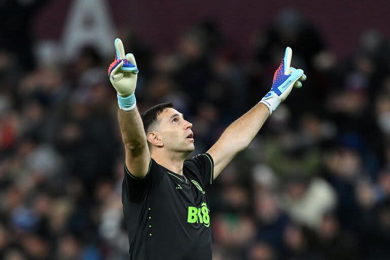 Emiliano Martínez festejó un nuevo triunfo y su valla en cero en Aston Villa; el triunfo sobre Arsenal fue el segundo seguido ante uno de los equipos que pelean arriba en la Premier League.