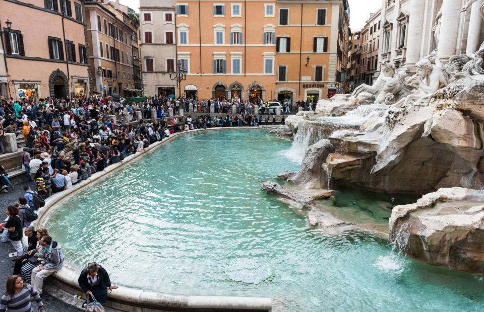 Touristenmenge vor dem Trevi-Brunnen - Copyright: omersukrugoksu / getty images