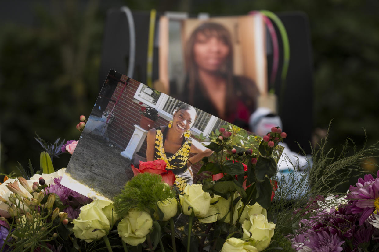 Flowers, photos and other items are placed at a memorial for Charleena Lyles at the Seattle apartment building where&nbsp;she was killed earlier this month. (Photo: David Ryder via Getty Images)