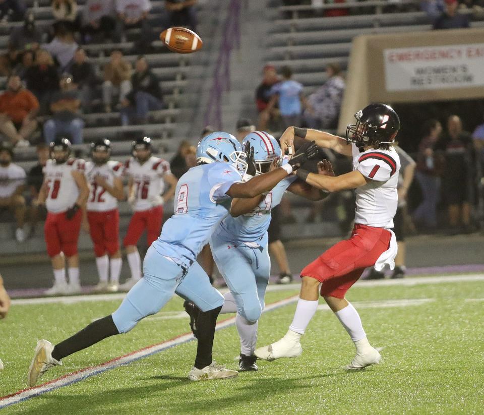 Alliance defenders CJ Daniel, left, and Malachi Thomas Allen close in on Salem quarterback Cletis Monroy, Friday, Sept. 22, 2023.