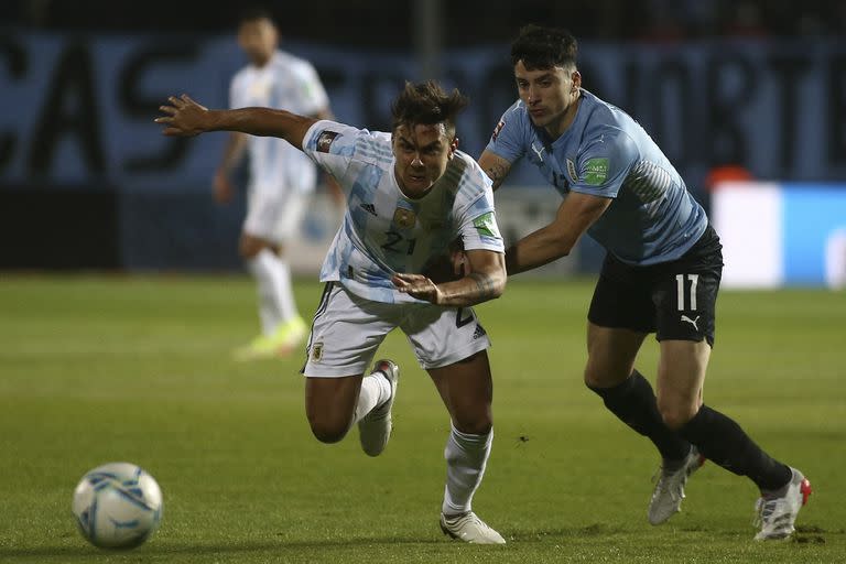 Paulo Dybala, a toda marcha, deja en el camino a Joaquin Piquerez, en un tramo del primer capítulo (Photo by Ernesto Ryan / POOL / AFP)