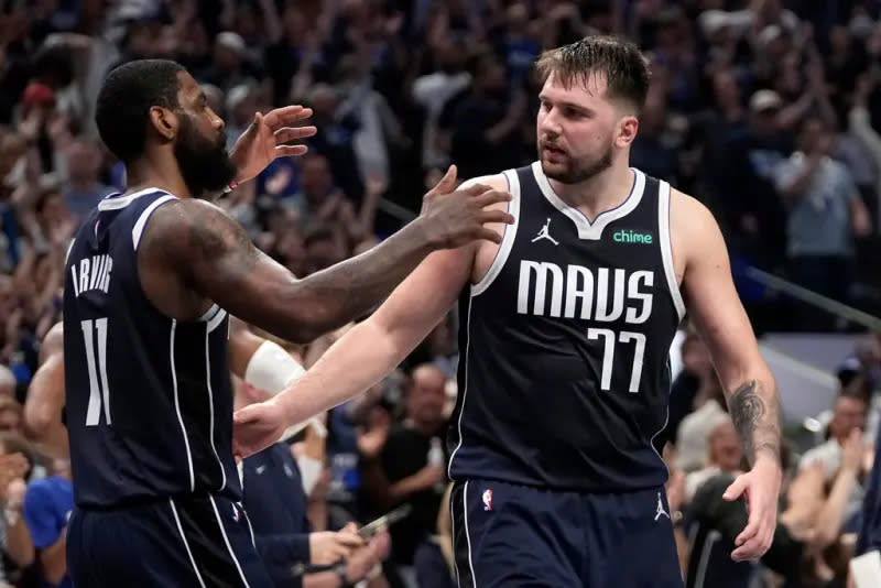 ▲ 獨行俠Luka Doncic 過去5場比賽有4次大三元，創下超罕見紀錄，比肩傳奇球星Wilt Chamberlain、Magic Johnson，與今年MVP Nikola Jokic。（圖／美聯社／達志影像）