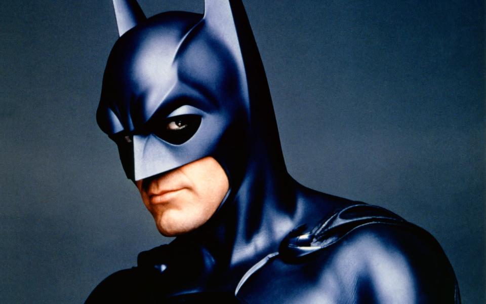 Dass George Clooney 1997 an "Batman & Robin" mitgewirkt hat, ist ihm im Nachgang so peinlich, dass er sich bereits mehrfach für seinen Auftritt und den Film entschuldigt hat. Das Ganze sei schlicht "ein Desaster" gewesen. "Ich dachte, dies sei ein guter Schachzug in meiner Filmkarriere. Ähm, das war es nicht." (Bild: Warner Bros. Pictures/Sunset Boulevard/Corbis via Getty Images)
