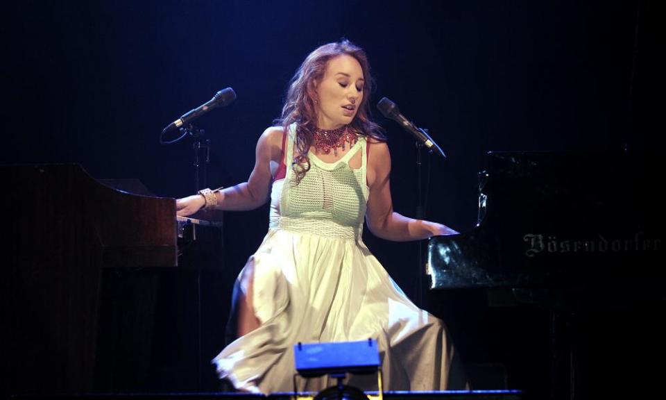 Amos playing two pianos in a 2005 live show.