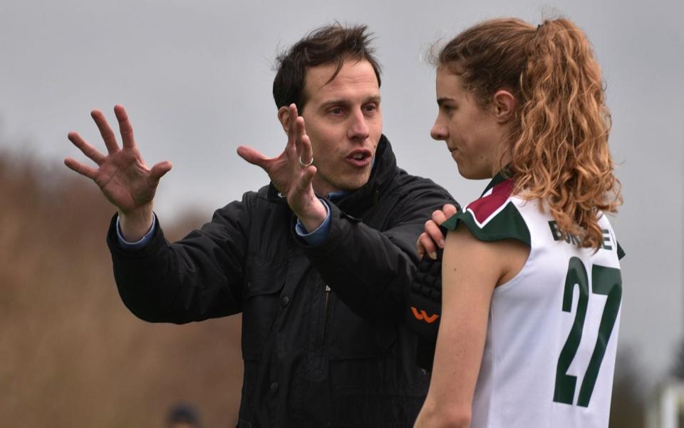 Brett Garrard advises one of Surbiton's young players - Surbiton HC