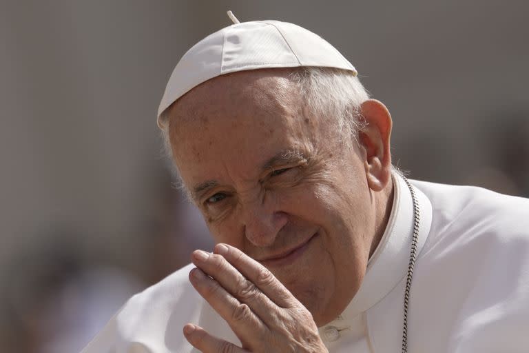 ARCHIVO - El papa Francisco participa en su audiencia general semanal en la Plaza de San Pedro, en el Vaticano, el 22 de junio del 2022.  (AP Foto/Andrew Medichini)