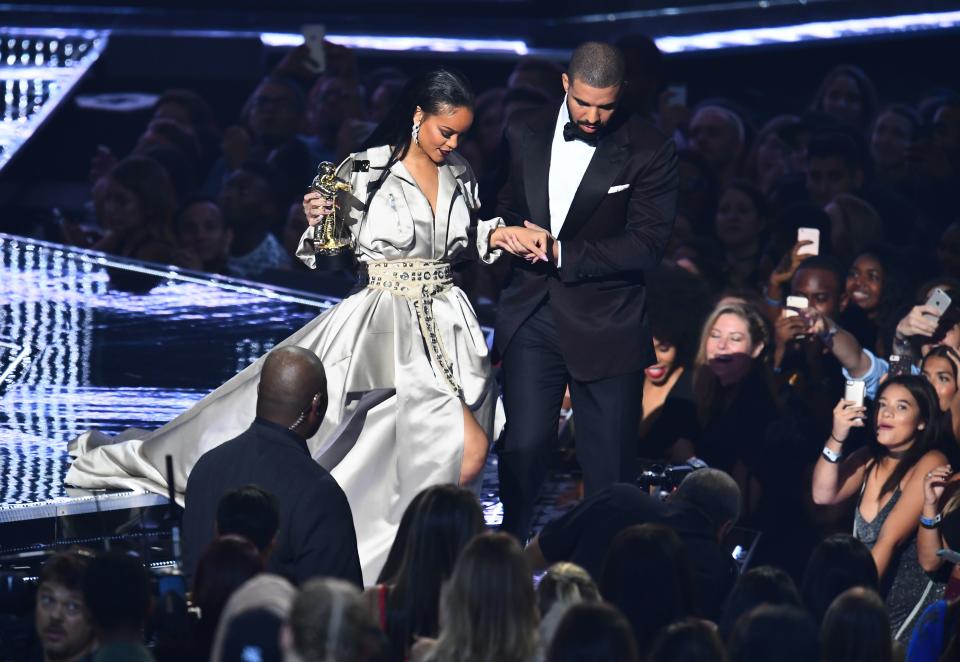 Drake posted the sweetest selfie to with Rihanna to celebrate her Vanguard award