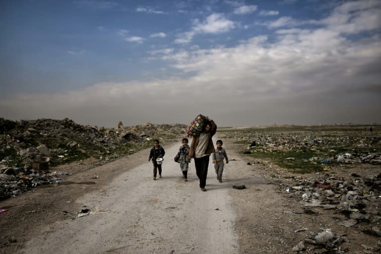 Iraqi civilians flee Mosul as Iraqi forces advance inside the city during fighting against Islamic State group's fighters on March 8, 2017