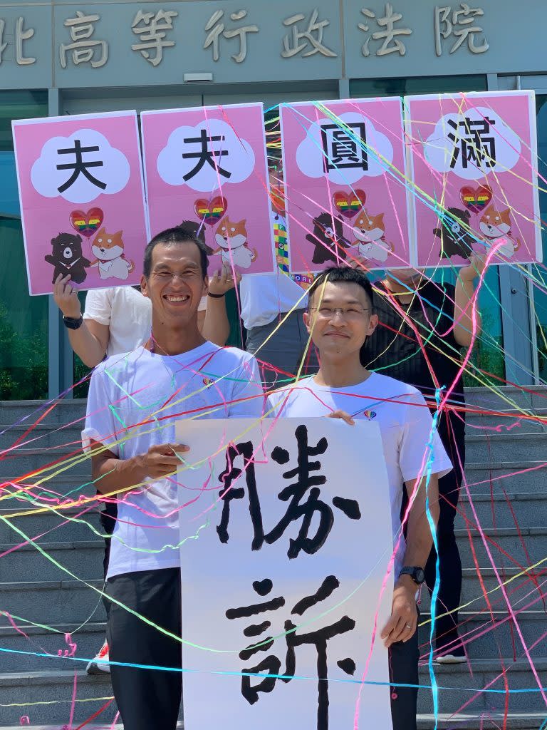 法院二十一日判決台日跨國同志伴侶阿樹（右）與有吉英三郎（左）勝訴，二人可登記結婚。（台灣伴侶權益推動聯盟提供／中央社）
