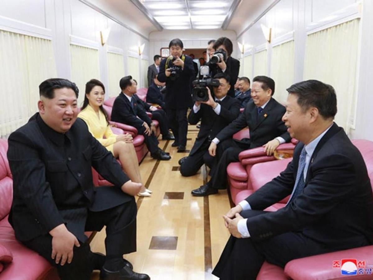 Севернокорейският лидер Ким Чен Ун пътува с влак, за да