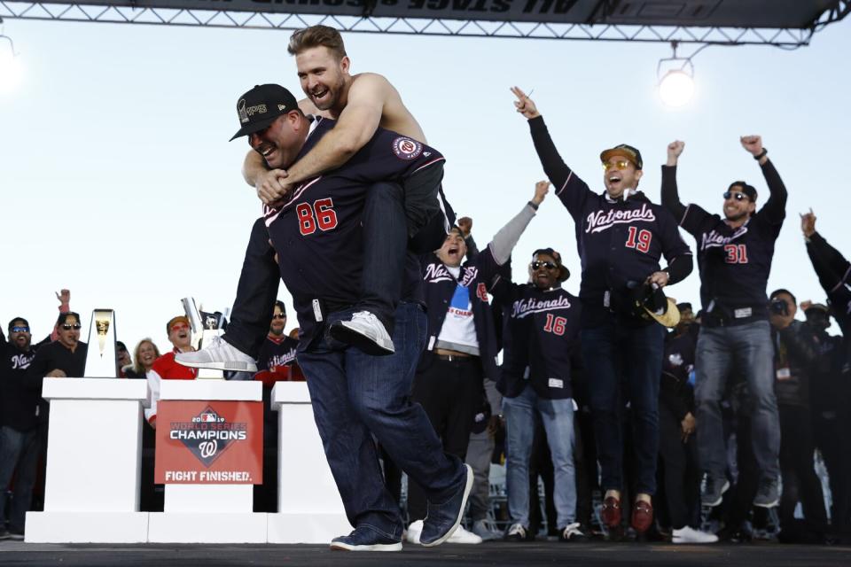 Brian Dozier cabalga sobre los hombros de Ali Modami frente a sus compañeros de equipo en un mitin