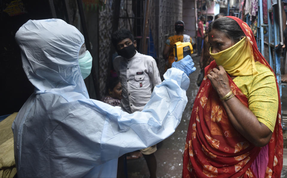 MUMBAI, INDIA - JUNE 11: Health workers conducting COVID-19 coronavirus testing drive inside the Dharavi slum, during a government-imposed nationwide lockdown as a preventive measure against the spread of the coronavirus, on June 11, 2020 in Mumbai, India.  (Photo by Satyabrata Tripathy/Hindustan Times via Getty Images)