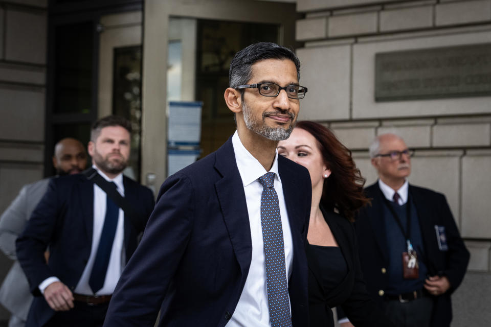 WASHINGTON, DC - 30 OTTOBRE: Sundar Pichai, CEO di Google e Alphabet, lascia un tribunale federale il 30 ottobre 2023 a Washington, DC.  Pichai ha testimoniato lunedì per difendere la sua azienda nel più grande caso antitrust dagli anni '90.  Google Inc. di Alphabet nel settore della ricerca online.  Il governo americano cerca di dimostrare di mantenere un monopolio illegale.  Il processo dovrebbe durare fino a novembre.  (Foto di True Anchorer/Getty Images)