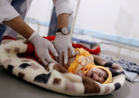 A doctor checks a cholera-infected child in a treatment ward at al-Sabeen hospital in Sanaa, Yemen, November 12, 2018. REUTERS/Khaled Abdullah/Files