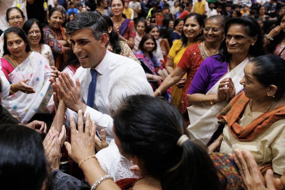 辛偉誠是英國首位印度裔首相。圖為他日前到倫敦一間印度教神廟出席選舉活動。(Photo by Dan Kitwood/Getty Images)
