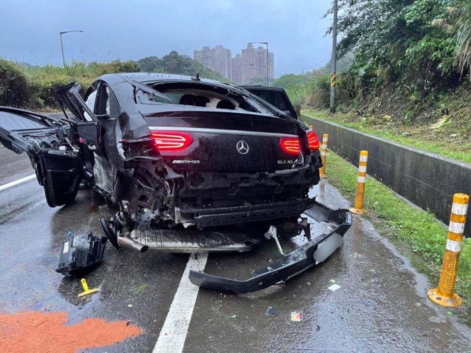 由於撞擊力道大，造成自撞轎車車體嚴重損毀。（記者張上耕翻攝）