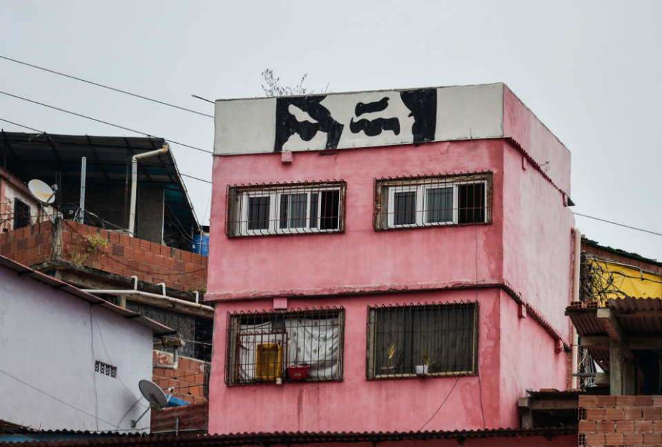 En zonas populares -como el barrio de Petare en Caracas- las FAES actúan atemorizando a la población que protesta contra Nicolás Maduro. En la imagen una casa sencilla de Petare con los ‘ojos de Chávez’ en el tejado. Este tipo de pintas suelen encontrarse en algunas zonas de Caracas. (Foto:Getty)