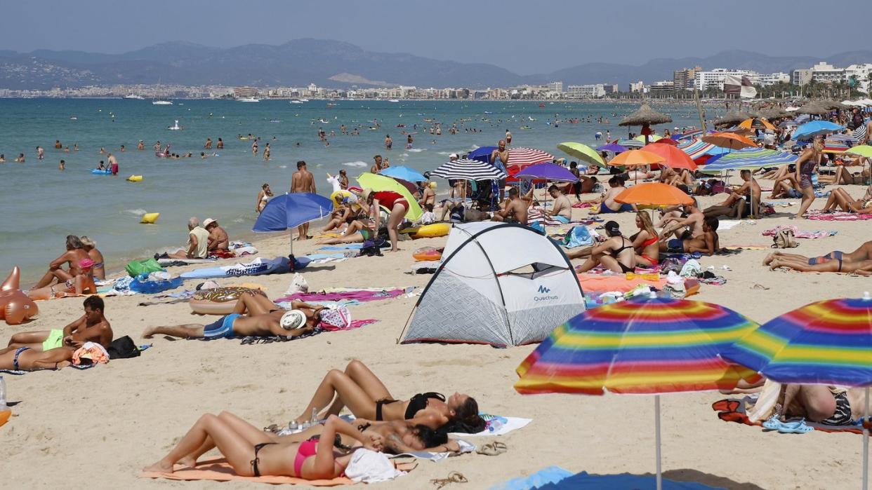 Hier darf weiter gequalmt werden: Touristen sonnen sich am Strand von El Arenal auf Mallorca. Foto: Clara Margais