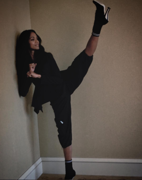 <p>Stilsicher und gelenkig: Hollywood-Schauspielerin Zoe Saldana. (Bild: Instagram/zoesaldana) </p>