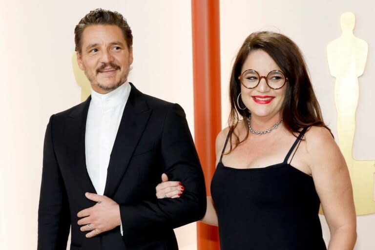 Pedro Pascal y su hermana Javiera, el chileno con la mano en su estómago