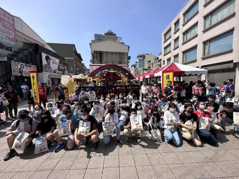 台灣府城隍廟廿九及卅日兩天，首度舉辦「求學迎考步步高陞」巡禮祈願廟宇文化系列活動， 廟方並請出三米七，重達三百公斤的大算盤，摸珠代表「字字珠璣」。（記者陳銀全攝）