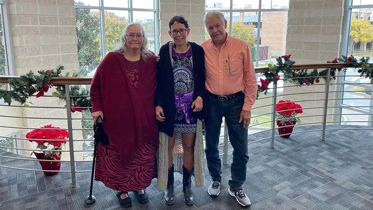 Melissa Highsmith, middle, with her mother and father in Fort Worth on Nov. 26, 2022. / Credit: We Found Melissa via Facebook