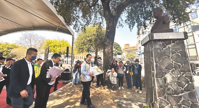 二二八受難律師湯德章逝世77周年，台南市長黃偉哲（左三）、日本宇土市市長元松茂樹（左二）在湯德章銅像前獻花追思。（曹婷婷攝）