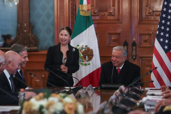 El secretario de Estado de Estados Unidos, Antony Blinken, asiste a una reunión con el presidente mexicano, Andrés Manuel López Obrador, y otros funcionarios de alto rango para discutir sobre los crecientes flujos de inmigración ilegal desde la frontera mexicana hacia territorio estadounidense. Ciudad de México, December 27, 2023. REUTERS/Raquel Cunha