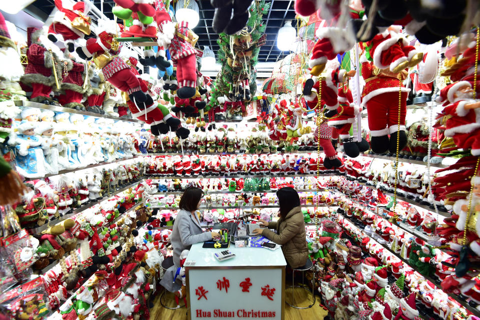 Puesto de productos de Navidad en el mercado de Yiwu, REUTERS/Stringer
