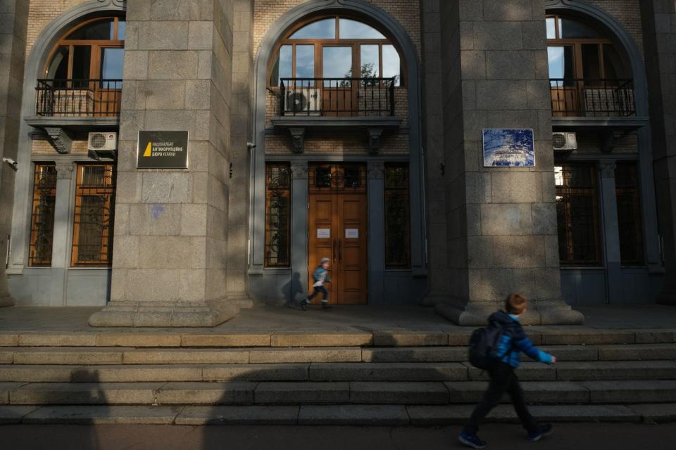 Children walk past the offices of NABU, the National Anti-Corruption Bureau of Ukraine, on Oct. 1, 2019 in Kyiv, Ukraine. (Sean Gallup/Getty Images)