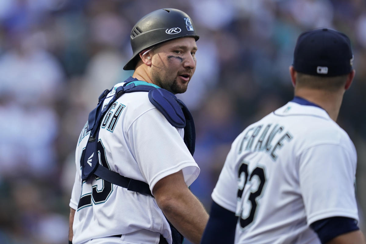 Mariners third baseman Eugenio Suárez placed on injured list with fractured  finger