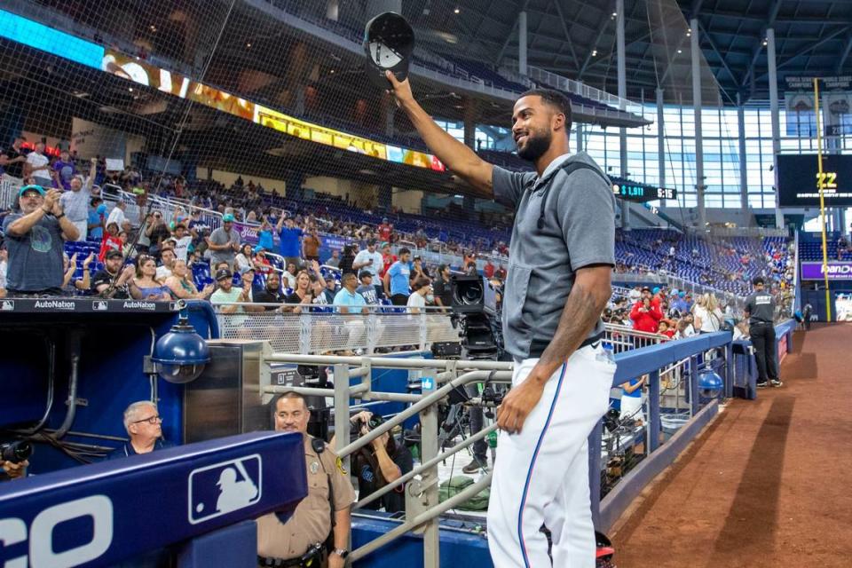 El pitcher de los Marlins Sandy Alcántara saluda al público en el loanDepot park el 5 de octubre de 2022 en Miami.