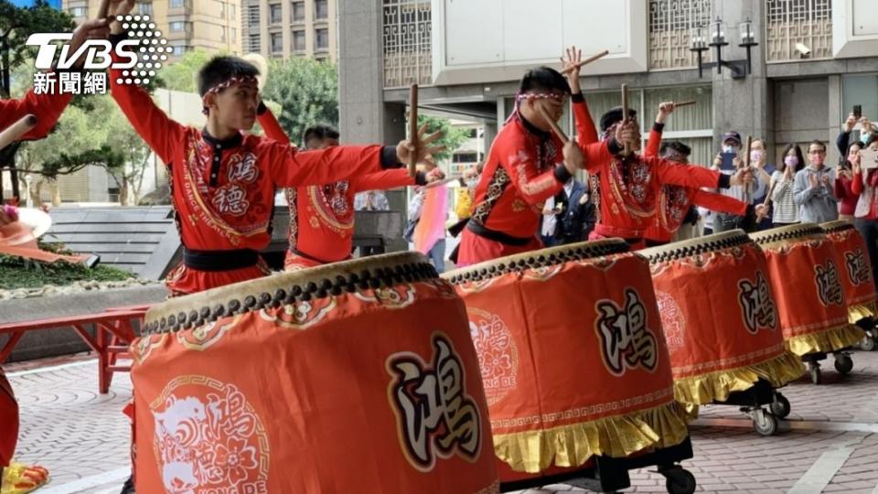 初一早上10點飯店大門口更安排「戰鼓喧天」與「祥獅跳樁」表演。（圖／台北喜來登提供）