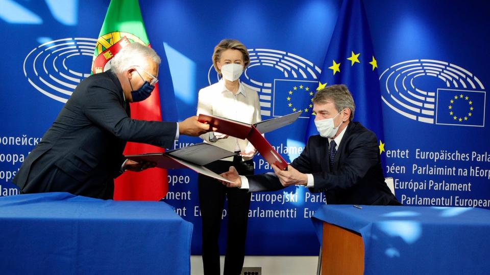 EU-Kommissionspräsidentin Ursula von der Leyen (M), schaut dabei zu, wie Portugals Premierminister Antonio Costa und EU-Parlaments-Präsident David Sassoli den Corona-Wiederaufbauplan unterzeichnen.