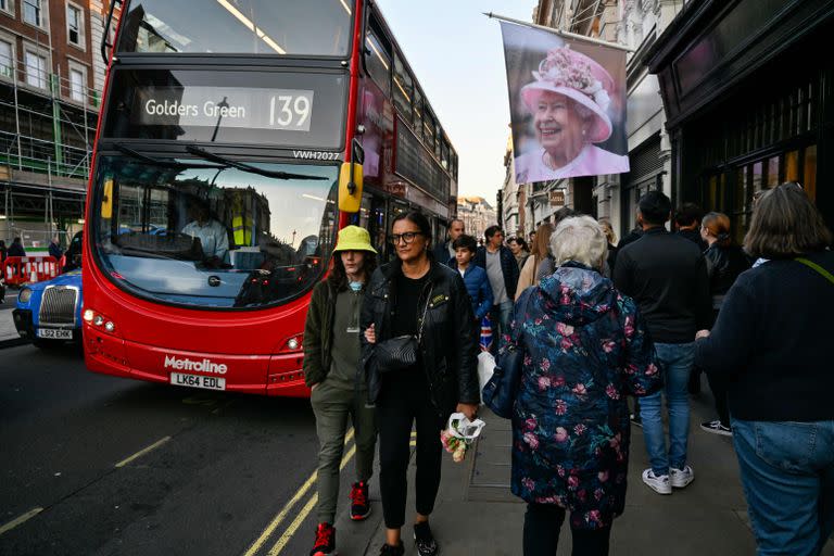 La imagen de Isabel II ondea en Piccadilly, en el centro de Londres