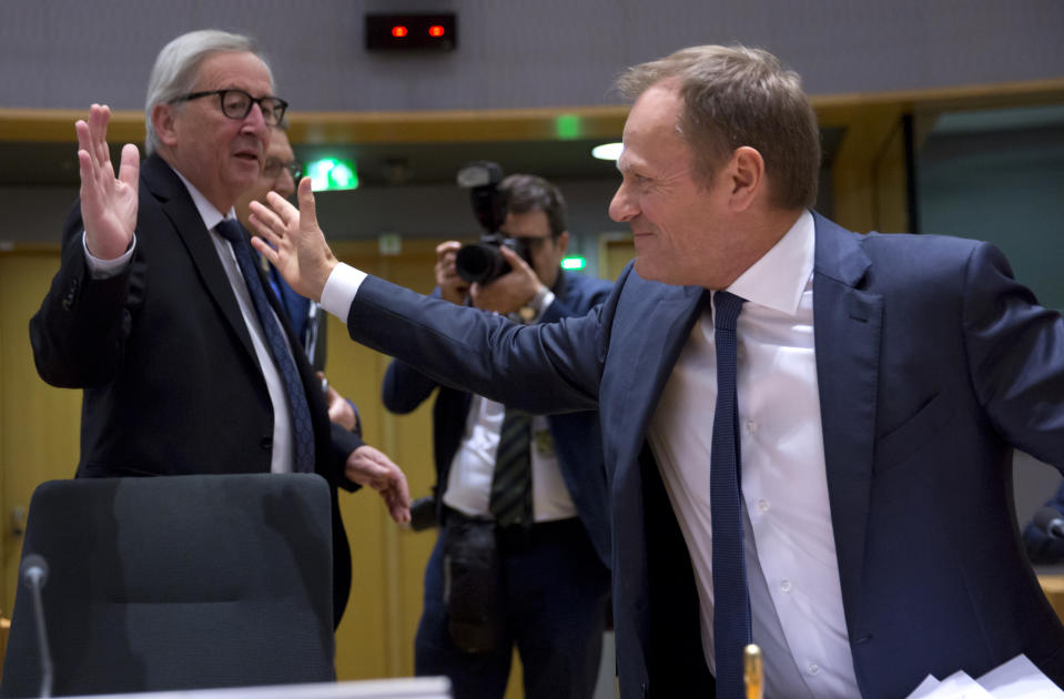 El presidente de la Comisión Europea, Jean-Claude Juncker, izquierda, saluda al titular del Consejo Europeo, Donald Tusk, durante una cumbre en el edificio Europa en Bruselas, el miércoles 20 de marzo de 2019. (AP Foto/Virginia Mayo)