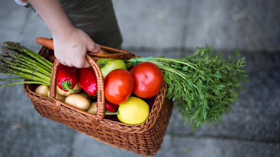 <strong>Hacer que tus comidas sean más coloridas</strong> también es una buena forma de incorporar alimentos anticáncer a la dieta. (Foto: Getty)