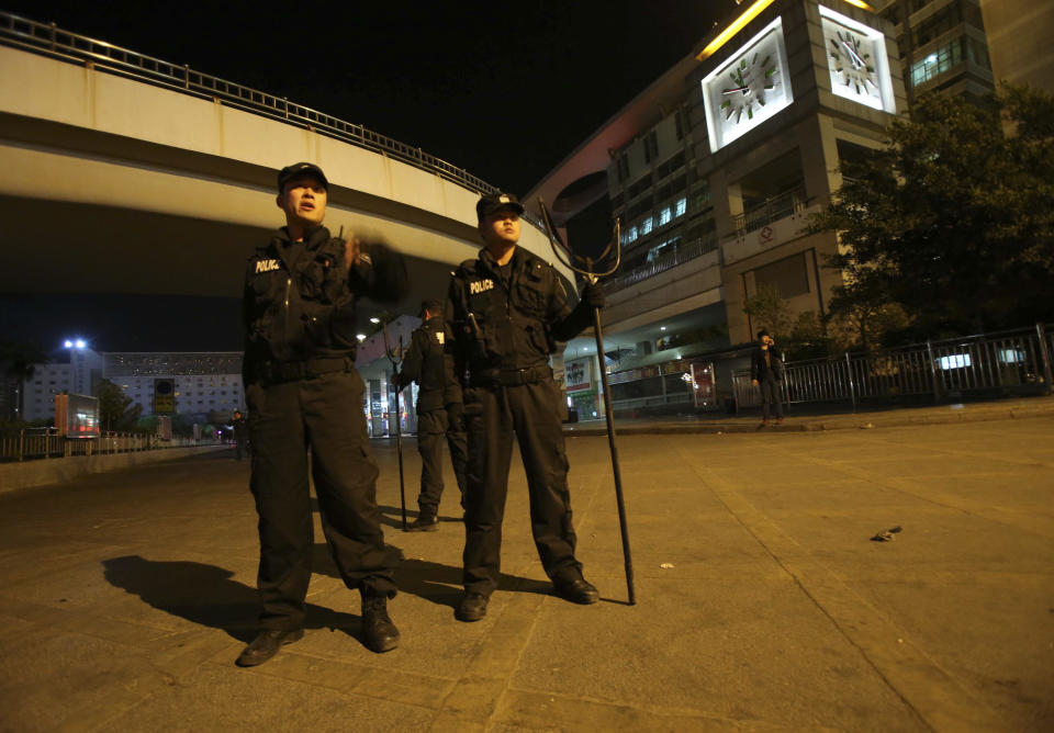 Policías custodian una estación de ferrocariles después que un ataque de hombres armados con cuchillos dejaron 33 muertos en Kunming, en la provincia Yunnan de China, el sábado 1 de marzo de 2014. La agencia oficial de noticias china Xinhua informa que las autoridades consideran el ataque un acto de terrorismo. (Foto AP)