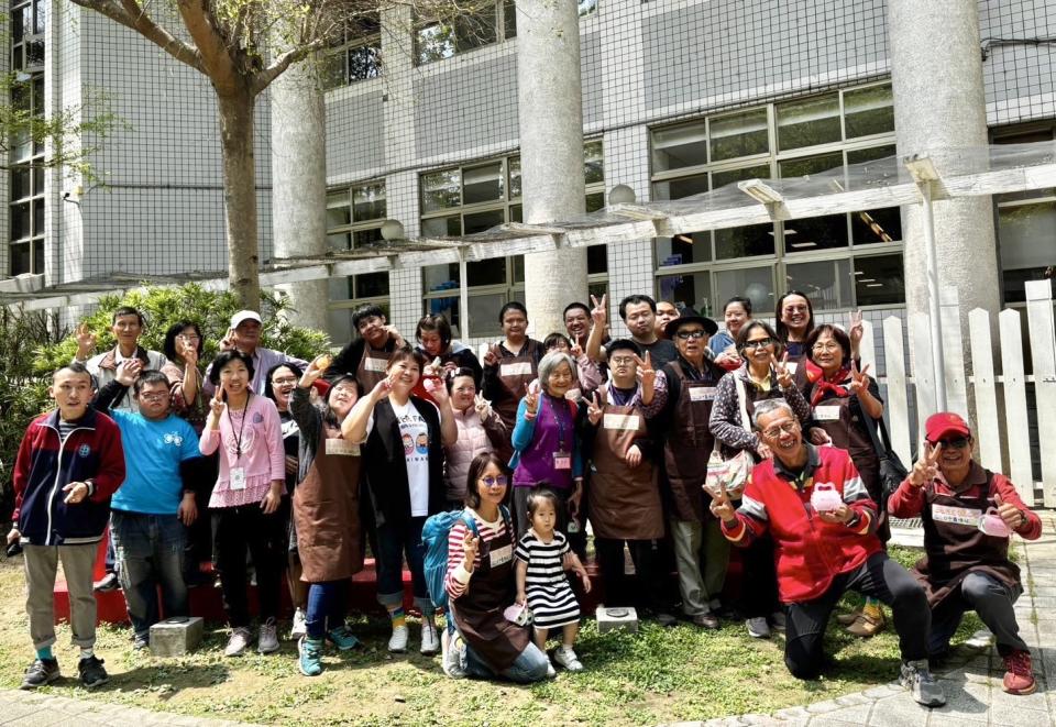 ▲En réponse à la 321e Journée mondiale de la trisomie 21, Tang Baobao et les personnes âgées ont créé ensemble de beaux souvenirs de « Soap ».  (Photo/avec l'aimable autorisation de la Down Syndrome Foundation)