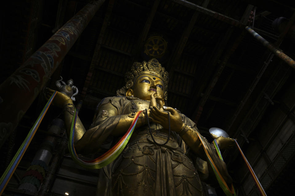 Avalokiteśvara, la estatua de interior más alta del mundo desde 1996 con 26,5 metros, en el monasterio de Gandantegchinlen en Ulán Bator, Mongolia, el 15 de mayo de 2023. (Chang W. Lee/The New York Times)