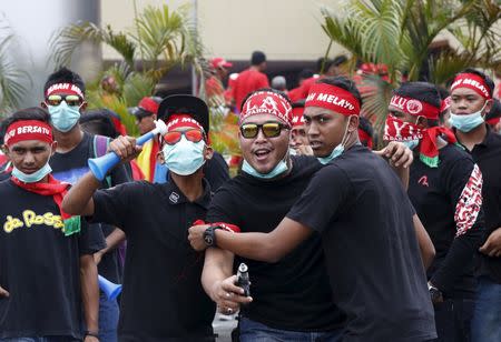 "Red Shirt" demonstrators gather for a rally to celebrate Malaysia Day and to counter a massive protest held over two days last month that called for Prime Minister Najib Razak's resignation over a graft scandal, in Malaysia's capital city of Kuala Lumpur September 16, 2015. REUTERS/Olivia Harris