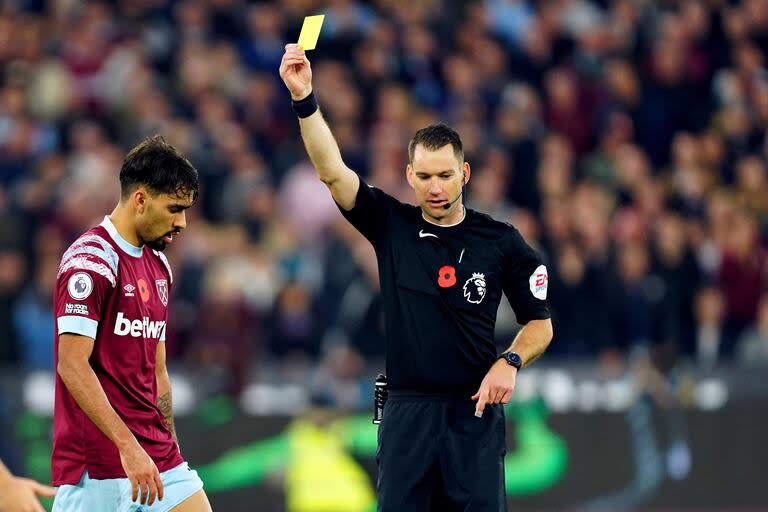 Lucas Paquetá ve la tarjeta amarilla en un partido contra Leicester City; es una de las cuatro por la que el futbolista brasileño fue imputado; lo acusan de quebrar las reglas de la Premier League relacionadas con apuestas deportivas