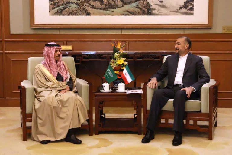 Esta imagen facilitada por el Ministerio de Asuntos Exteriores iraní muestra al ministro de Asuntos Exteriores iraní, Hossein Amir-Abdollahian, y al ministro de Asuntos Exteriores saudí, el príncipe Faisal bin Farhan, reunidos en Pekín el 6 de abril de 2023. 