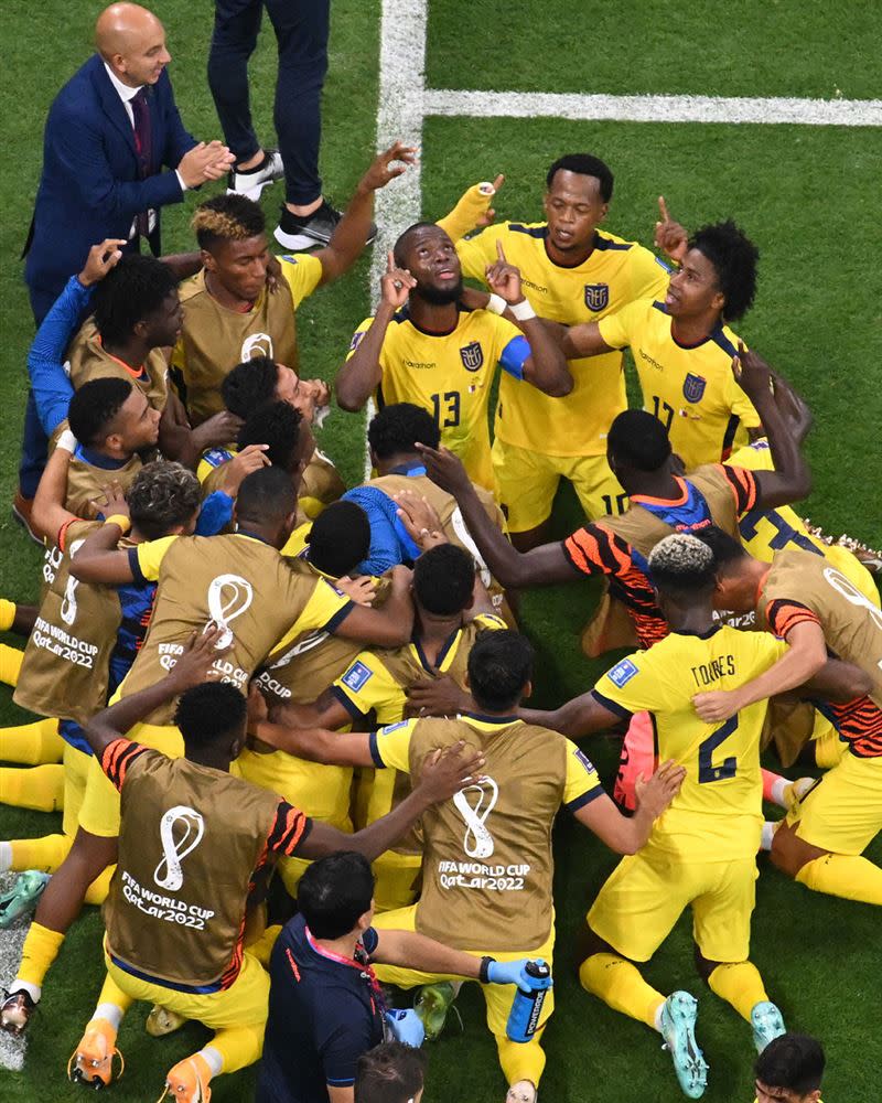 2022卡達世界盃足球賽於台北時間21日凌晨開踢；圖為厄瓜多以2比0擊敗卡達。（圖／翻攝自FIFA World Cup 臉書）