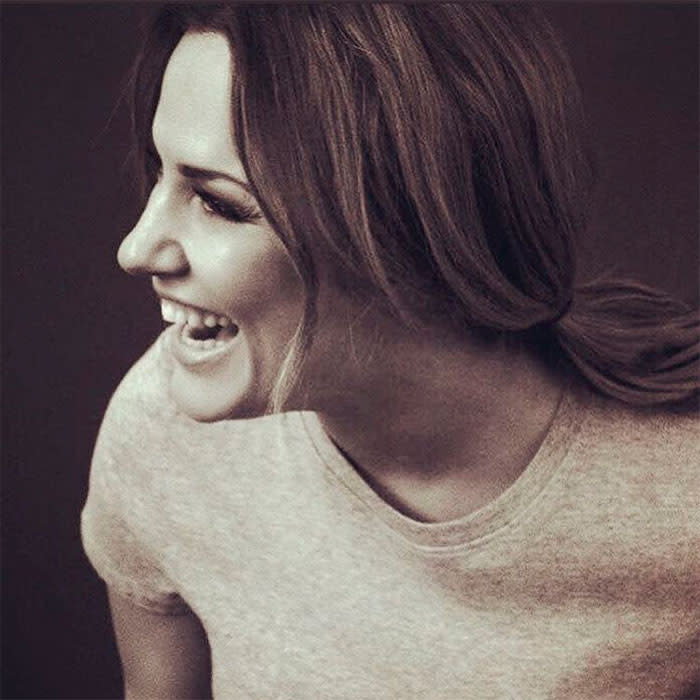 Cheryl Cole rinde un último homenaje a Caroline Flack