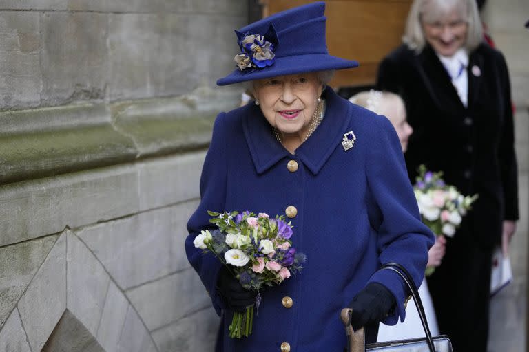 La reina Isabel saló con el bastón en una mano y un ramo de flores en la otra del evento por el centenario de la Royal British Legion