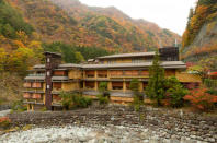 <p>En la imagen, el Nishiyama Onsen Keiunkan, el hotel más antiguo del mundo. Tiene nada menos que 1.300 años y se encuentra en Japón, en la Prefectura de Yamanashi. (Foto: Booking / <a rel="nofollow noopener" href="http://www.booking.com/hotel/jp/quan-guan-yuan-quan-gua-keliu-sinosu-xi-shan-wen-quan-qing-yun-guan.es.html?label=gen173nr-1DCAsodUJDcXVhbi1ndWFuLXl1YW4tcXVhbi1ndWEta2VsaXUtc2lub3N1LXhpLXNoYW4td2VuLXF1YW4tcWluZy15dW4tZ3VhbkgKWARoRogBAZgBCrgBCMgBDNgBA-gBAfgBApICAXmoAgM;sid=98595846b62f1556fe767d1823fd8f76;checkin=2018-11-15;checkout=2018-11-16;dest_id=-228707;dest_type=city;dist=0;group_adults=2;hapos=1;hpos=1;room1=A%2CA;sb_price_type=total;soh=1;soldout=0%2C0;srepoch=1539094900;srfid=eaf3271da4348df7c3c640ed0f8804659fb00571X1;srpvid=8e7364fa33ea00a5;type=total;ucfs=1&" target="_blank" data-ylk="slk:Nishiyama Onsen Keiunkan;elm:context_link;itc:0;sec:content-canvas" class="link ">Nishiyama Onsen Keiunkan</a>). </p>